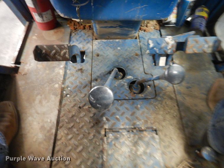 image for item HL9693 1975 Ford 7000  tractor