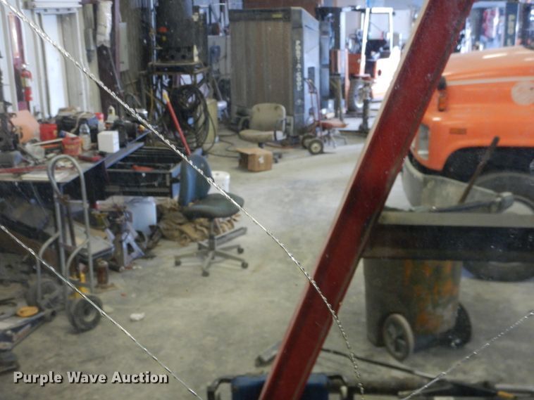 image for item HL9693 1975 Ford 7000  tractor