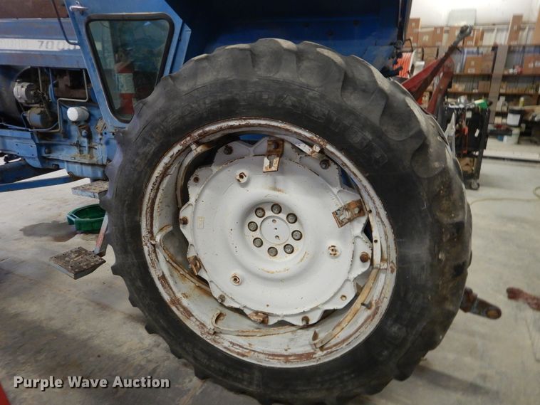 image for item HL9693 1975 Ford 7000  tractor
