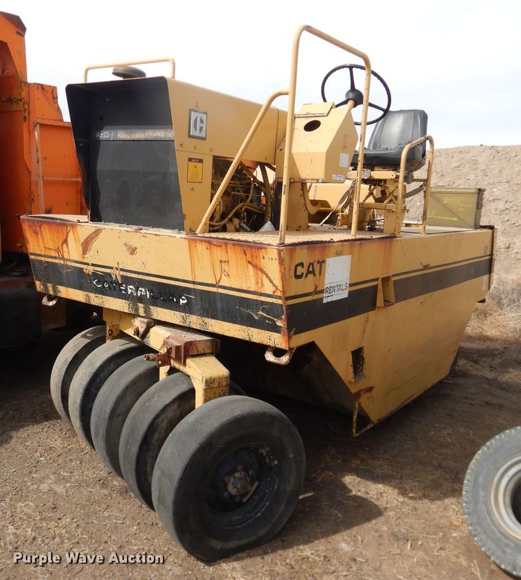 image for item HL9705 1990 Caterpillar PS-130  pneumatic roller