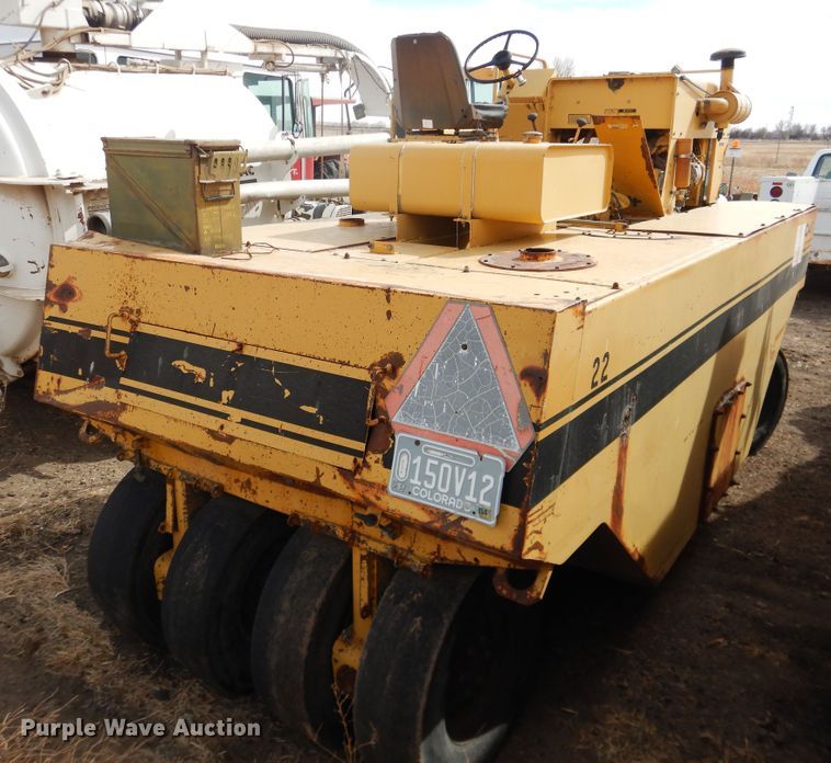 image for item HL9705 1990 Caterpillar PS-130  pneumatic roller