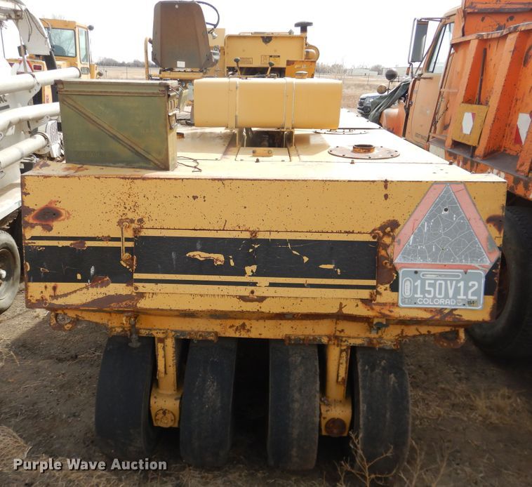 image for item HL9705 1990 Caterpillar PS-130  pneumatic roller