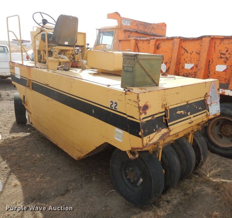 image for item HL9705 1990 Caterpillar PS-130  pneumatic roller