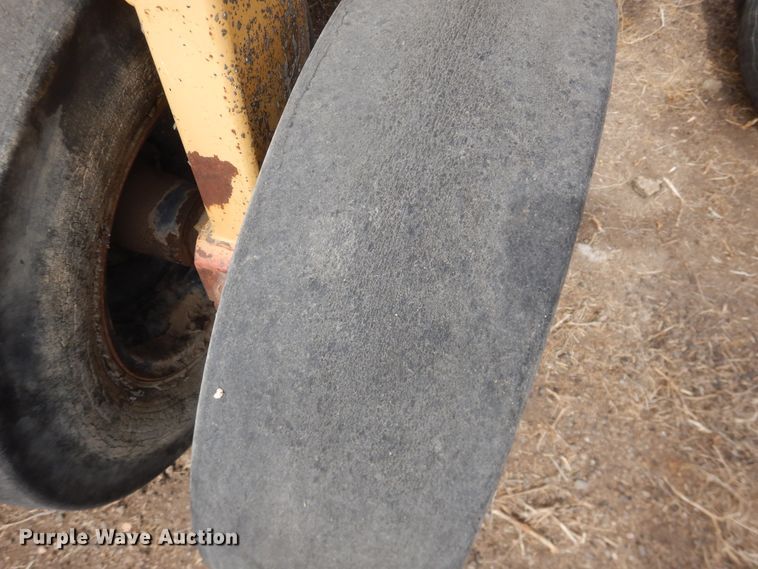 image for item HL9705 1990 Caterpillar PS-130  pneumatic roller