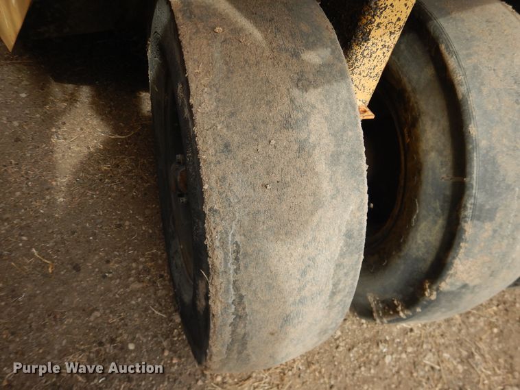 image for item HL9705 1990 Caterpillar PS-130  pneumatic roller