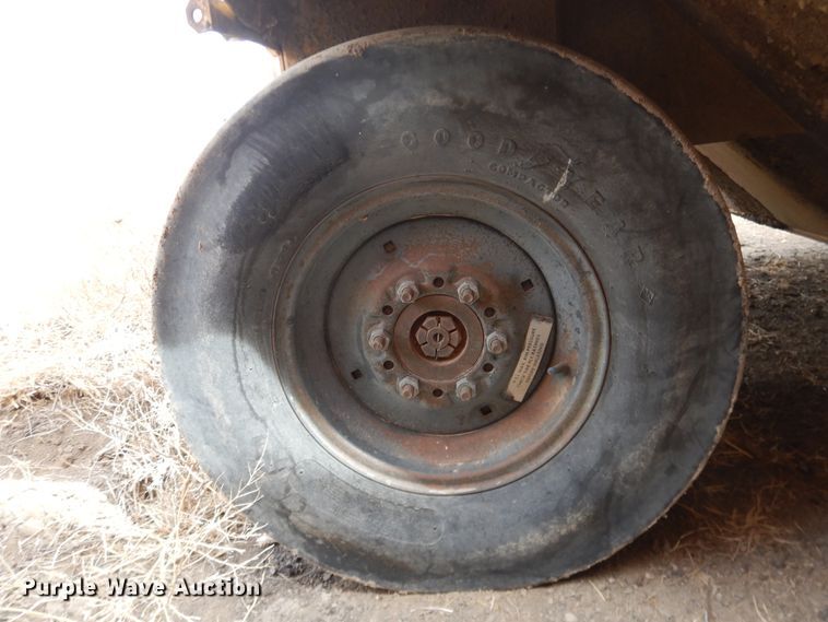 image for item HL9705 1990 Caterpillar PS-130  pneumatic roller