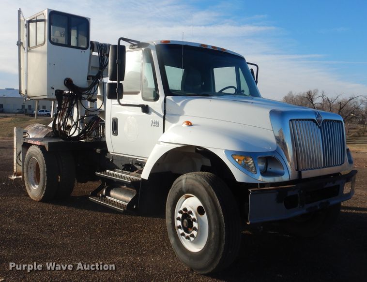 image for item HL9730 2003 International 7400  grapple loader truck