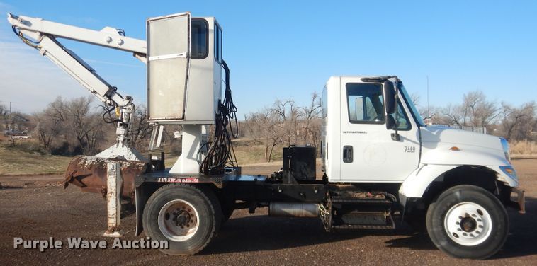 image for item HL9730 2003 International 7400  grapple loader truck