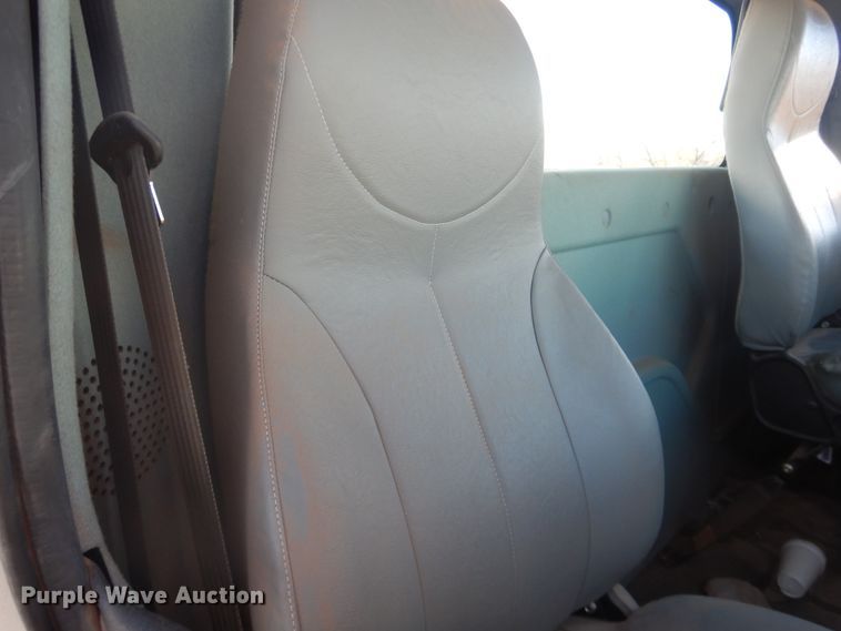 image for item HL9730 2003 International 7400  grapple loader truck