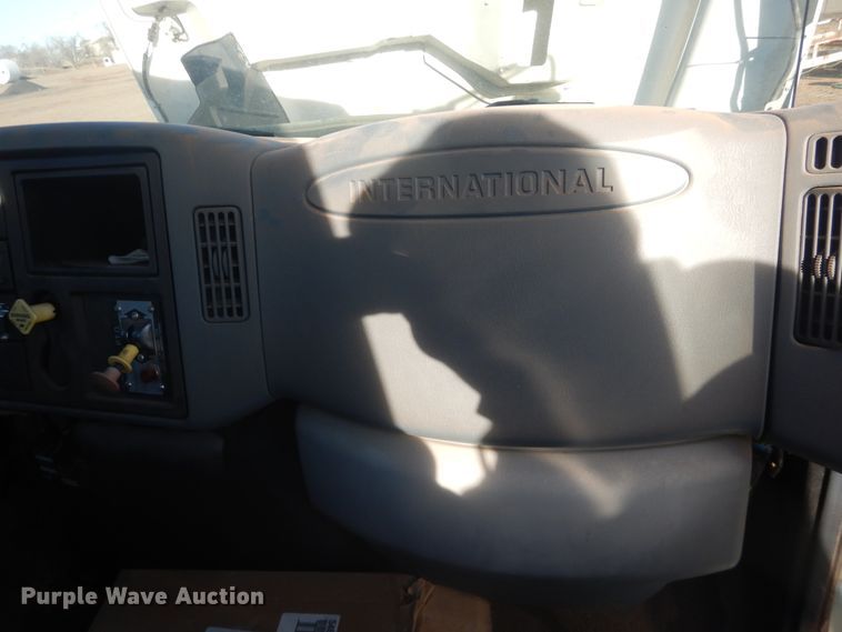 image for item HL9730 2003 International 7400  grapple loader truck