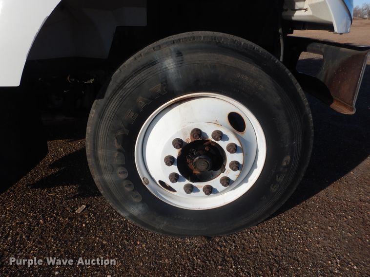 image for item HL9730 2003 International 7400  grapple loader truck