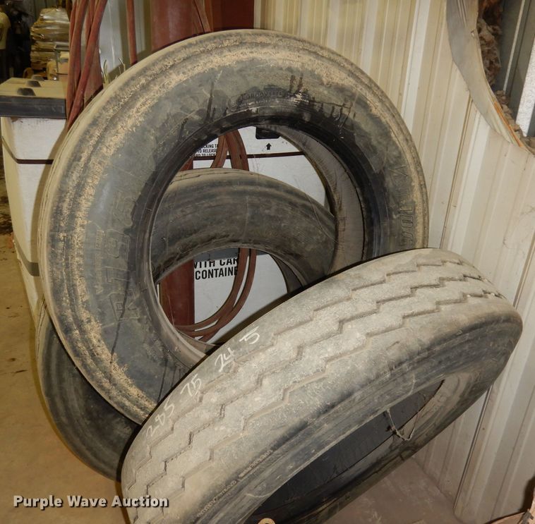 image for item HU9029 (3) Bridgestone 285/75R24.5 tires