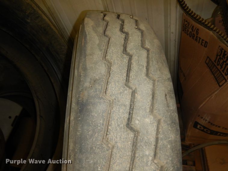 image for item HU9029 (3) Bridgestone 285/75R24.5 tires