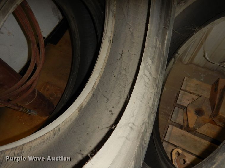 image for item HU9029 (3) Bridgestone 285/75R24.5 tires