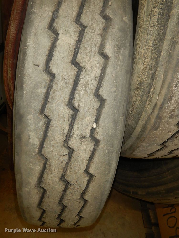 image for item HU9029 (3) Bridgestone 285/75R24.5 tires