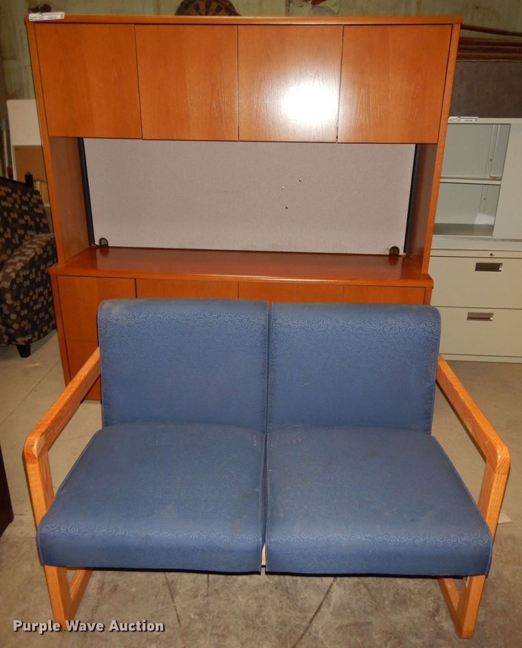 Furniture in Manhattan, KS Item HU9197 sold Purple Wave