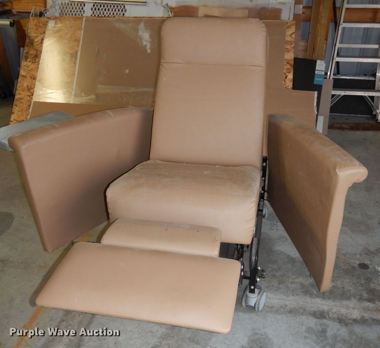 Champion handicap recliner in Onaga, KS Item HU9204 sold Purple Wave