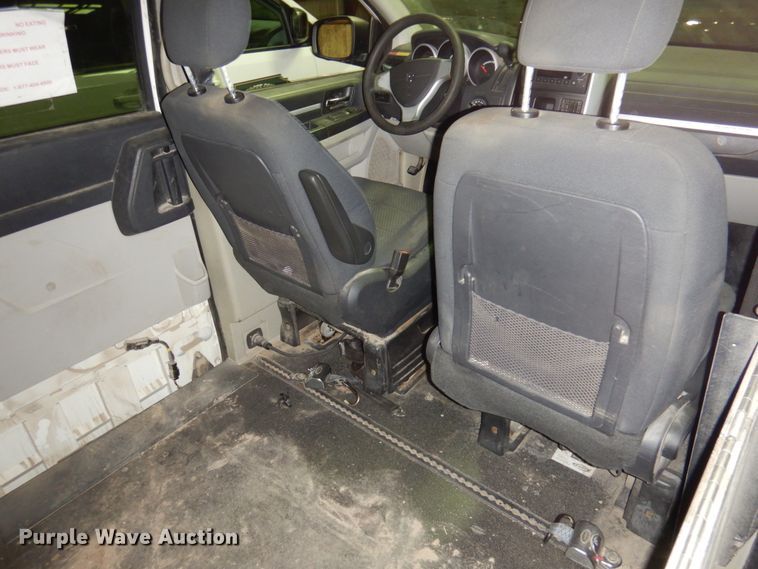 image for item HW9851 2010 Dodge Grand Caravan  van