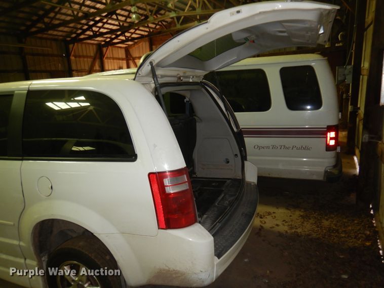 image for item HW9851 2010 Dodge Grand Caravan  van