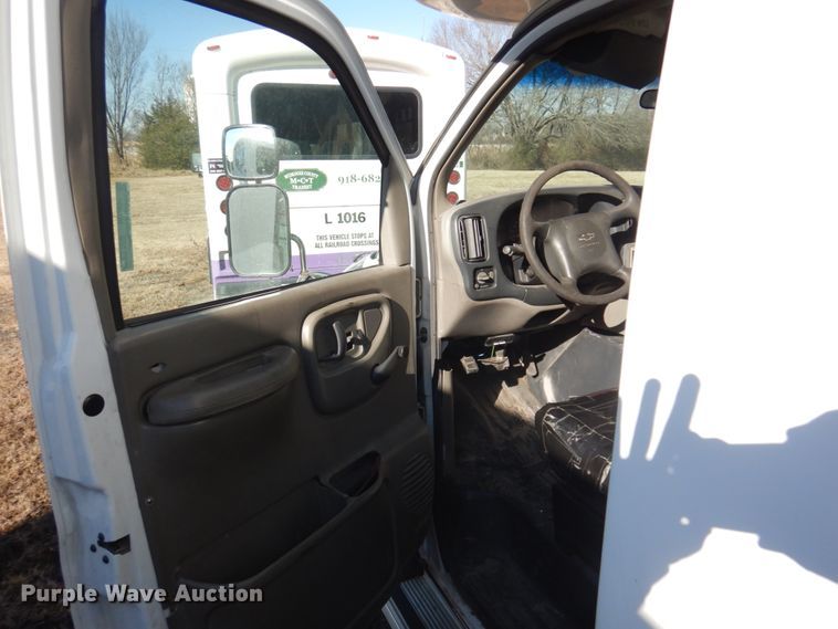 image for item HW9857 2000 Chevrolet Express  shuttle bus