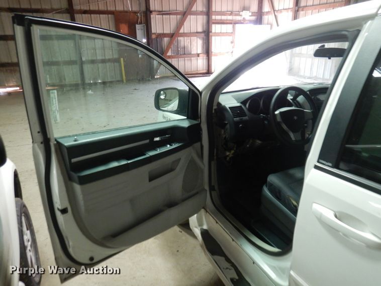 image for item HW9868 2010 Dodge Grand Caravan  van