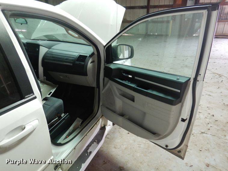 image for item HW9868 2010 Dodge Grand Caravan  van