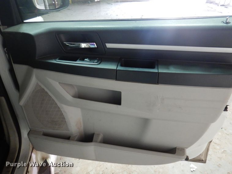 image for item HW9868 2010 Dodge Grand Caravan  van