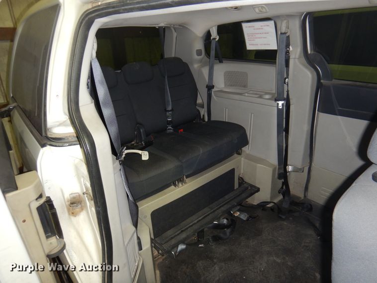 image for item HW9868 2010 Dodge Grand Caravan  van