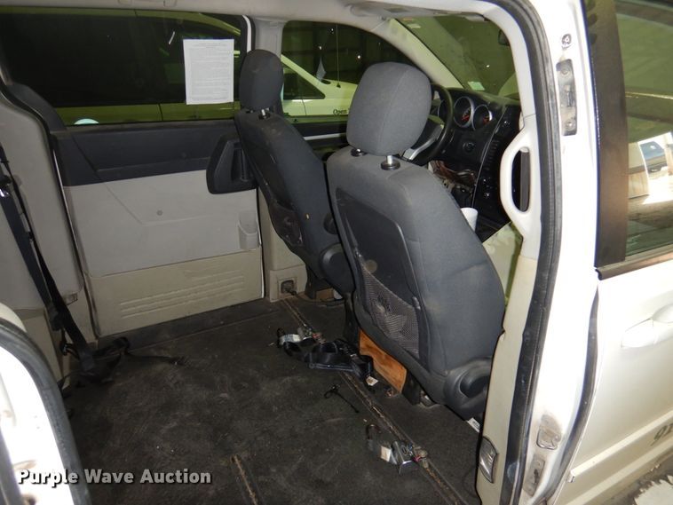 image for item HW9868 2010 Dodge Grand Caravan  van