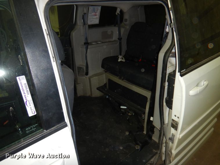 image for item HW9868 2010 Dodge Grand Caravan  van