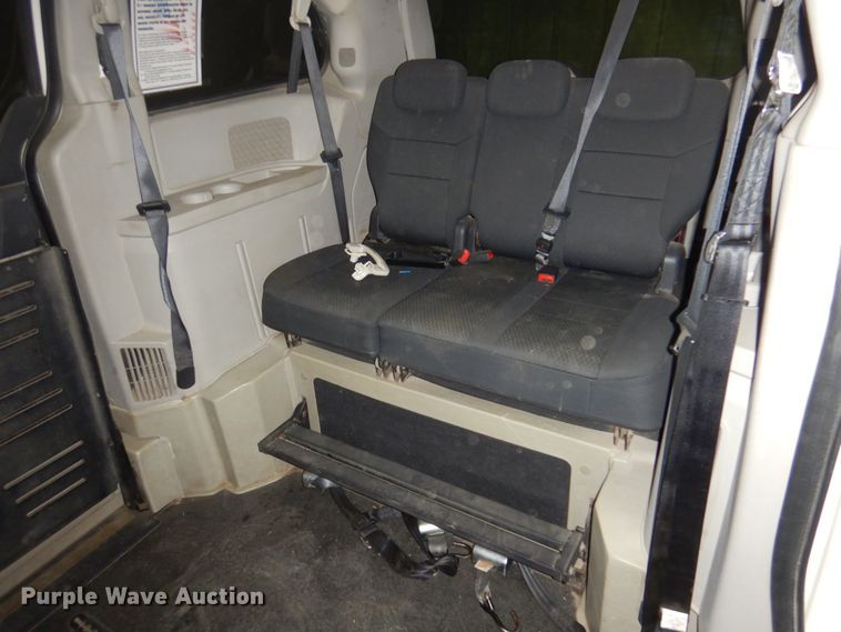 image for item HW9868 2010 Dodge Grand Caravan  van