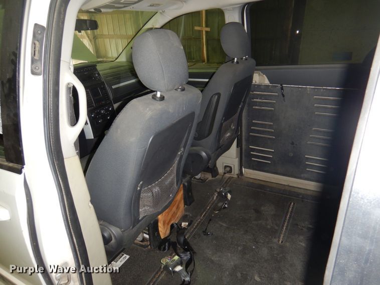image for item HW9868 2010 Dodge Grand Caravan  van