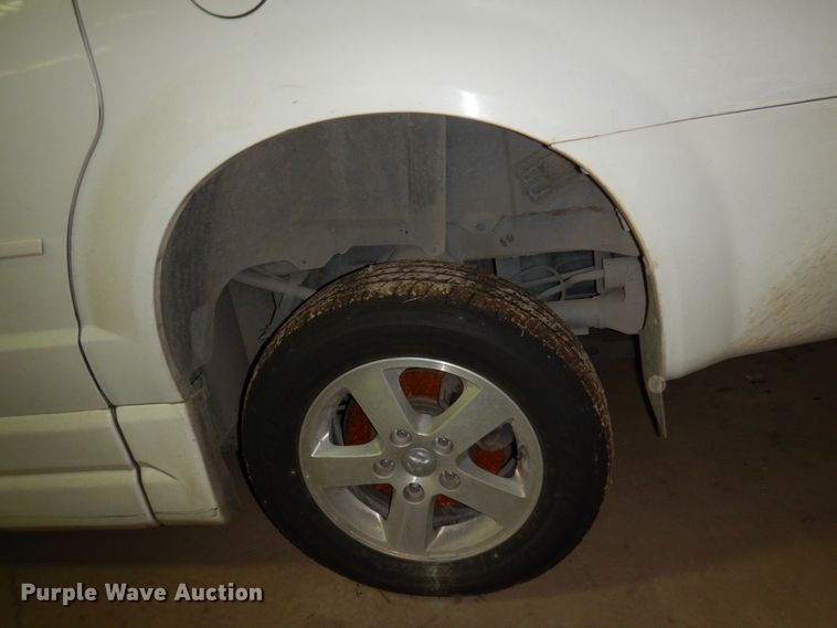 image for item HW9868 2010 Dodge Grand Caravan  van