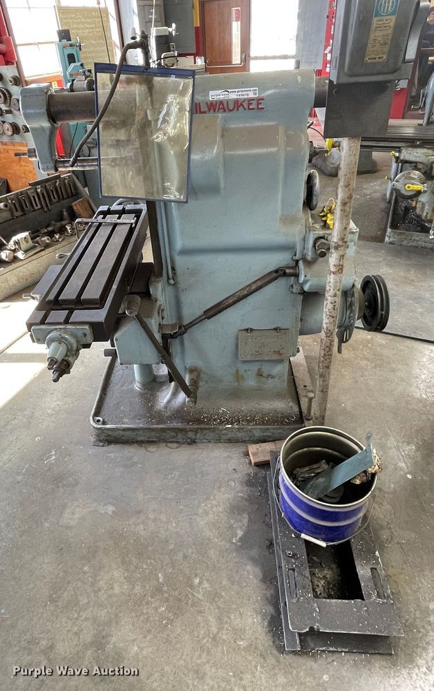 image for item HX9878 Milwaukee  vertical milling machine
