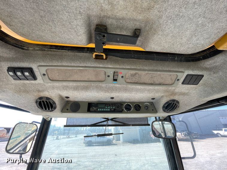 image for item II9247 2002 Challenger MT465  MFWD tractor