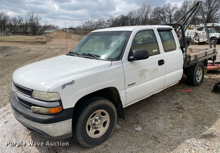 image for item II9273 2001 Chevrolet Silverado 1500  flatbed pickup truck