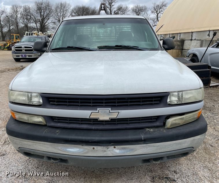 image for item II9273 2001 Chevrolet Silverado 1500  flatbed pickup truck