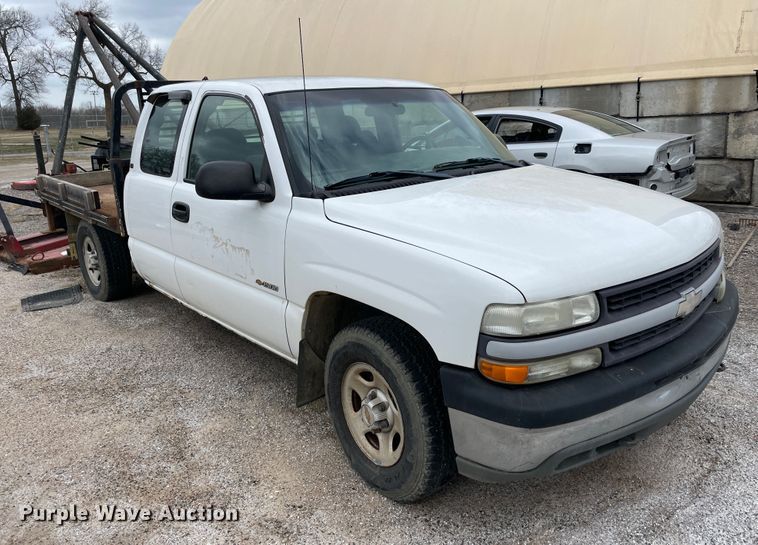 image for item II9273 2001 Chevrolet Silverado 1500  flatbed pickup truck