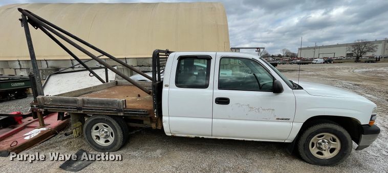 image for item II9273 2001 Chevrolet Silverado 1500  flatbed pickup truck