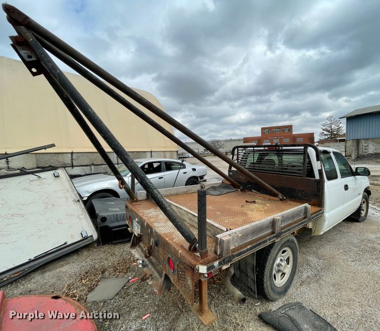 image for item II9273 2001 Chevrolet Silverado 1500  flatbed pickup truck