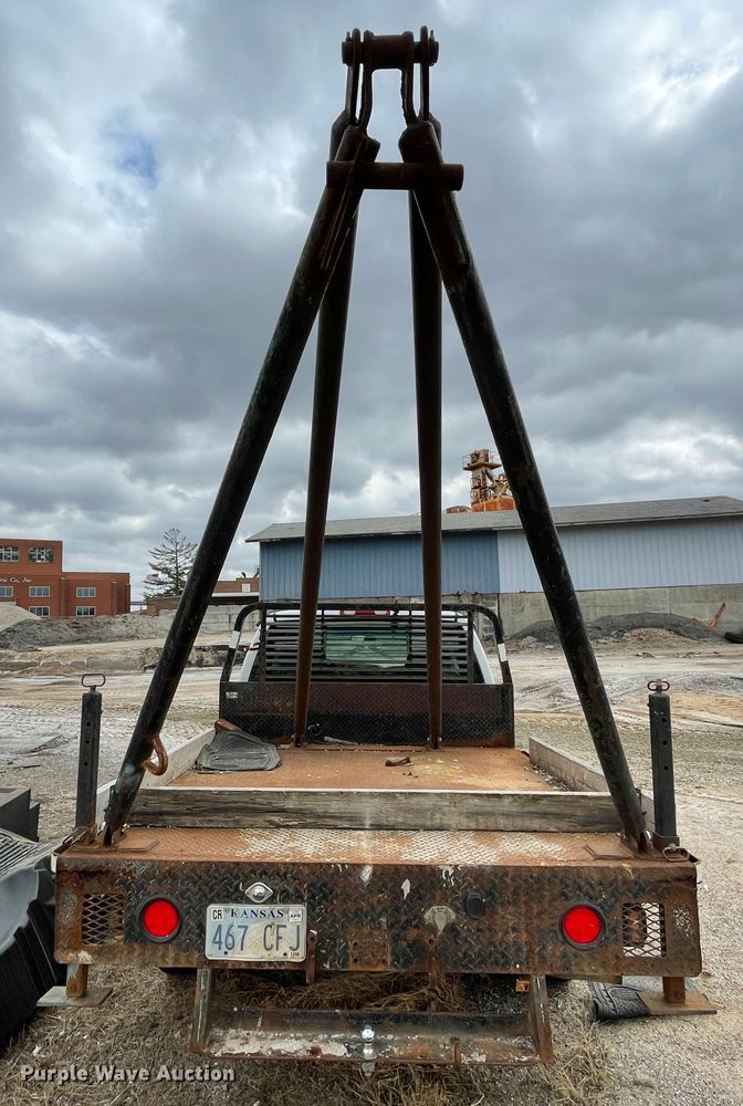 image for item II9273 2001 Chevrolet Silverado 1500  flatbed pickup truck