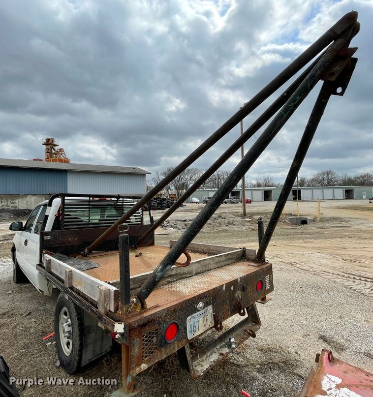 image for item II9273 2001 Chevrolet Silverado 1500  flatbed pickup truck