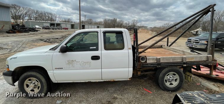 image for item II9273 2001 Chevrolet Silverado 1500  flatbed pickup truck