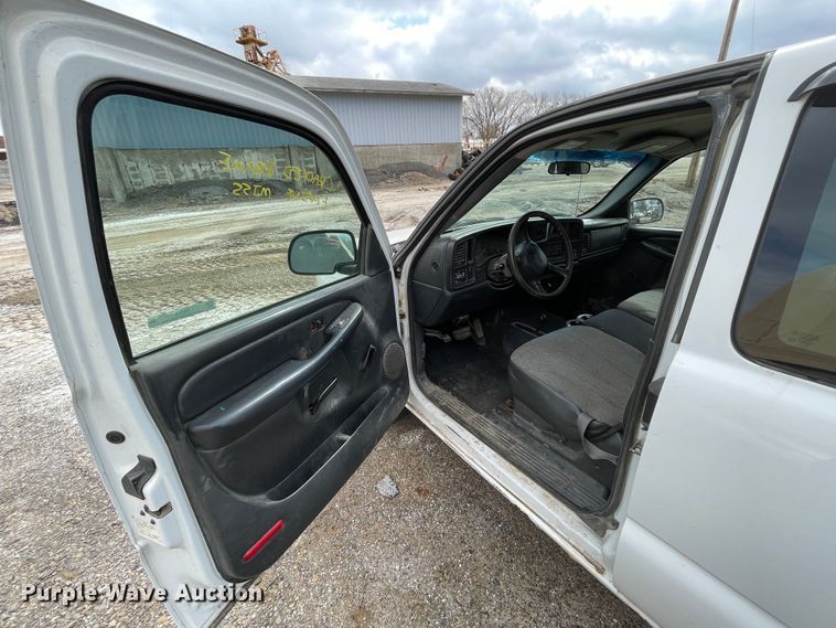 image for item II9273 2001 Chevrolet Silverado 1500  flatbed pickup truck