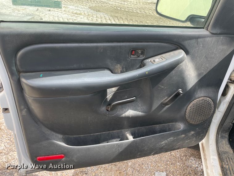 image for item II9273 2001 Chevrolet Silverado 1500  flatbed pickup truck