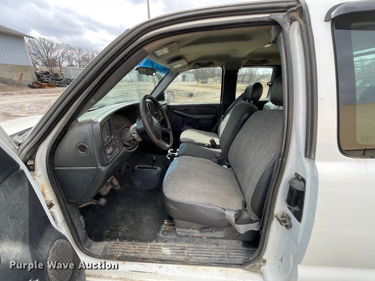 image for item II9273 2001 Chevrolet Silverado 1500  flatbed pickup truck