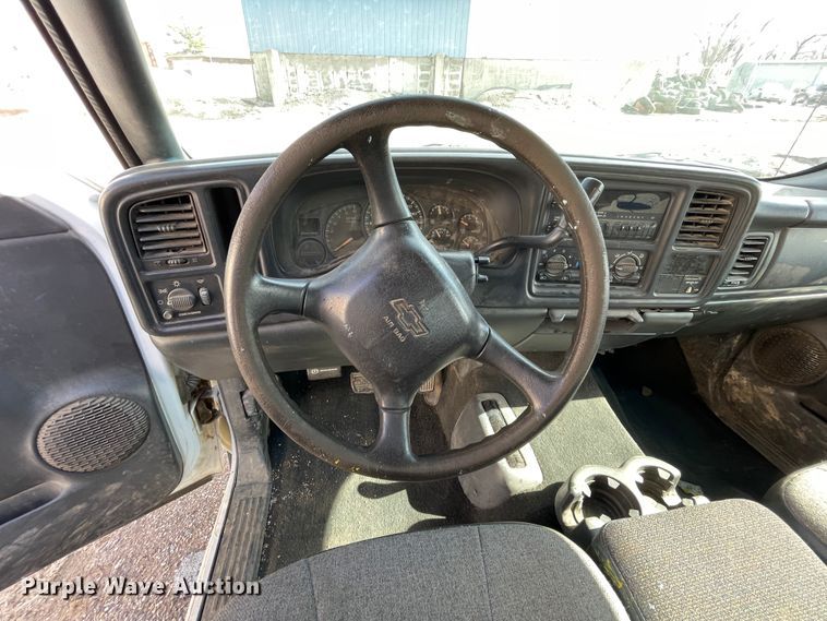 image for item II9273 2001 Chevrolet Silverado 1500  flatbed pickup truck