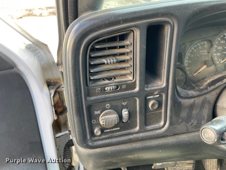 image for item II9273 2001 Chevrolet Silverado 1500  flatbed pickup truck