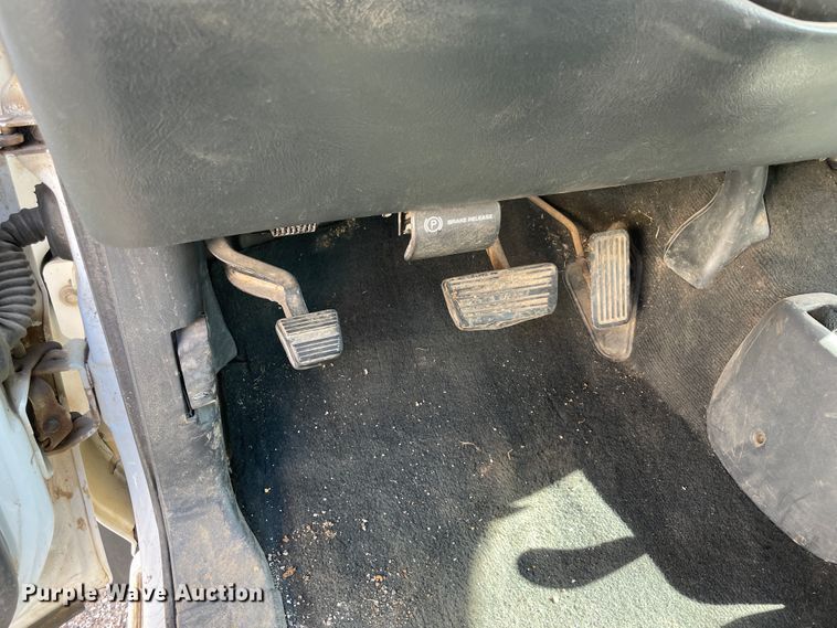 image for item II9273 2001 Chevrolet Silverado 1500  flatbed pickup truck