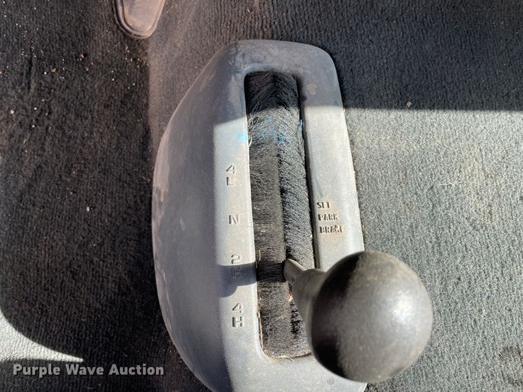 image for item II9273 2001 Chevrolet Silverado 1500  flatbed pickup truck